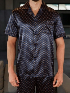 Vue détaillée d'un pyjama en satin bleu marine pour hommes à motifs géométriques