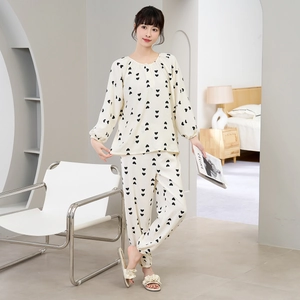 Detail van de zachte katoenen pyjama set met hartjesprint en elastische boorden