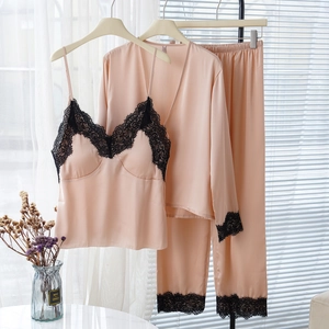 Ensemble pyjama trois pièces en satin rose avec dentelle noire et peignoir assorti