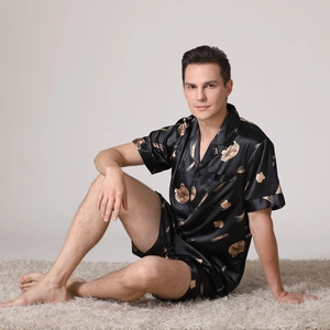Pyjama en satin noir pour homme avec imprimés dorés, chemise courte et short léger