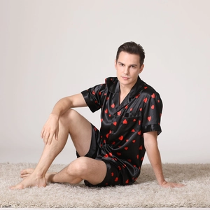 Pyjama en satin noir pour homme avec cœurs rouges, chemise à manches courtes et short
