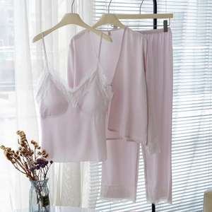 Ensemble de pyjama 3 pièces en satin rose avec dentelle incluant peignoir et caraco