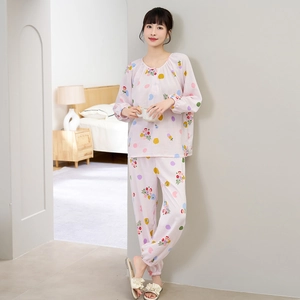 Detail van roze katoenen pyjama met een kleurrijke polkadot- en bloemenprint set