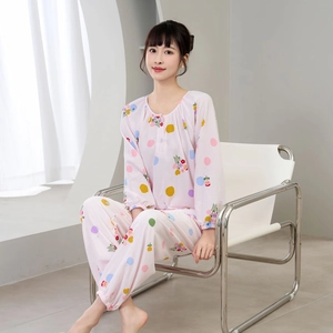 Detail van lichtroze katoenen pyjamaset met bloemenprint, knoopsluiting en elastische manchetten