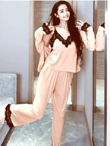 Vue détaillée de l'ensemble de nuit 3 pièces en satin rose avec dentelle noire et col en V