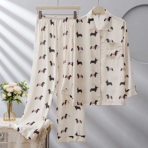 Detailansicht des beigen Eisseiden-Pyjama-Sets mit Dackel-Print und Reverskragen
