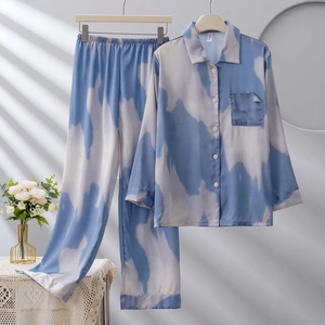 Detailansicht des himmelblauen Eisseide-Pyjama-Sets mit Tie-Dye-Textur und Reverskragen