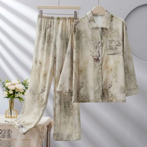 Detail eines Eis-Seide-Pyjama-Sets mit Vintage-Blumendruck, Reverskragen und Tasche