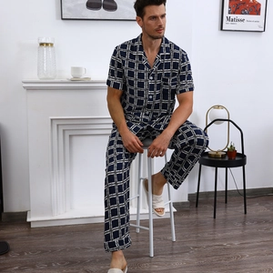 Pigiama da uomo a maniche corte con motivo a quadri blu e pantaloni lunghi coordinati
