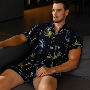 Dettaglio del pigiama uomo blu navy a maniche corte con stampe tropicali di palme e mare