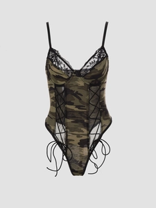 Détail d'un body camouflage avec dentelle noire et lacets croisés sur les côtés