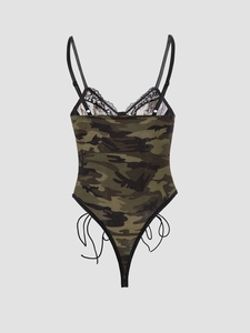 Détail du body camouflage avec dentelle noire délicate et fines brides décoratives