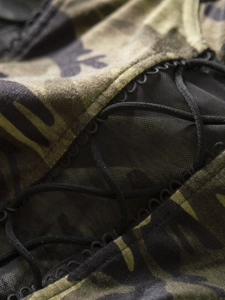 Gros plan sur le tissu camouflage avec maille transparente et laçage croisé noir