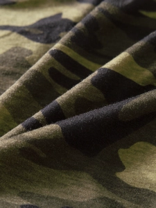 Vue macro détaillée de la texture de dentelle camouflage avec motifs de fibres vert olive