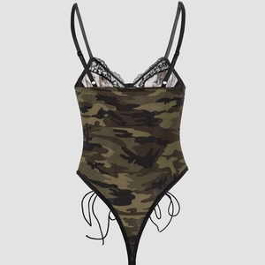 Body sexy camouflage avec dentelle, fines bretelles et détails de laçage sur les côtés