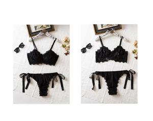 Détails d'un ensemble de lingerie en velours noir et dentelle avec rubans latéraux