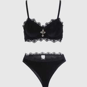Completo Intimo Gotico Nero in Velluto e Pizzo Top e Bottom Con Ciondolo a Croce in Metallo Sexy Stile Scuro Donna