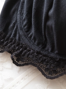 Gros plan détaillé de dentelle noire sur un tissu de lingerie en velours doux