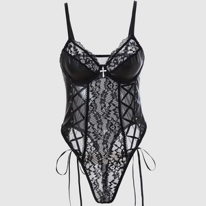 Sexy schwarzer Body aus Spitze und PU-Leder mit Kreuzanhänger und Gothic-Schnürung seitlich