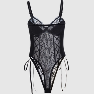 Sexy schwarzer Body aus Spitze mit PU-Ledereinsätzen und verstellbaren Trägern auf Grau