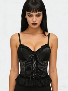 Détail du haut corset gothique noir avec dentelle en satin et rubans croisés sur le devant