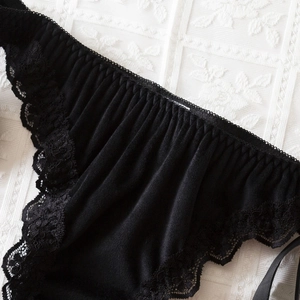 Ensemble lingerie en velours noir et dentelle florale avec culotte au style rétro