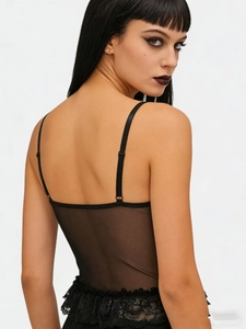 Détail du dos d'un corset gothique noir avec volants en dentelle et tulle mesh