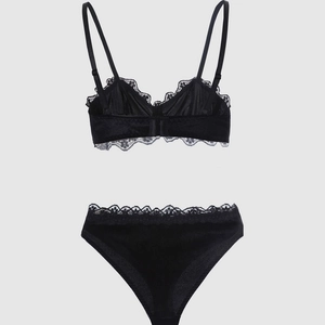 Set lingerie in velluto nero e pizzo con reggiseno a triangolo e slip coordinato elegante