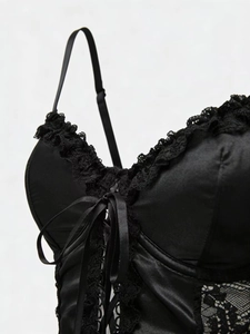 Gros plan détaillé d'un bustier gothique noir avec dentelle et petit noeud en satin