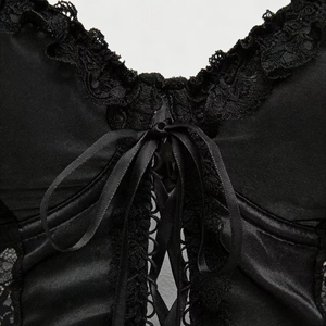 Haut corset gothique en satin et dentelle noire avec détail de laçage et bordure cil