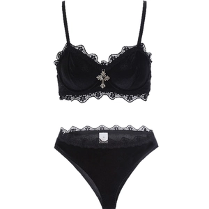 Set lingerie gotica in velluto nero con pizzo e ciondolo a croce in argento