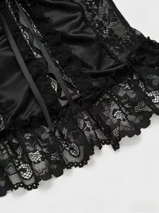Détail du corset gothique en satin noir avec dentelle de cils et conception de laçage