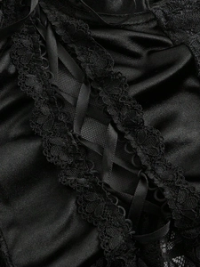 Détails d'un corset gothique noir avec bordure en dentelle satinée et laçage croisé