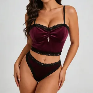 Intimo Sexy da Donna in Velluto Borgogna Gotico Top e Parte Inferiore Con Bordo in Pizzo Nero e Pendente a Croce Argentata