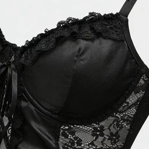 Corset en satin noir et dentelle avec nœud en ruban et bordure en dentelle de cils