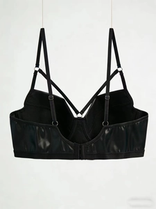 Détail de l'arrière d'un soutien-gorge en similicuir noir avec bretelles réglables