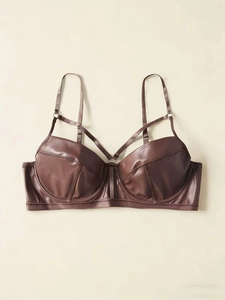 Détail du soutien-gorge en similicuir marron avec bretelles croisées en V et armatures