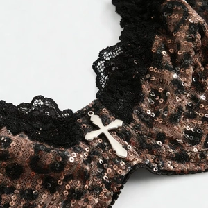 Reggiseno gotico leopardato con paillettes, pizzo nero e ciondolo a croce d'argento