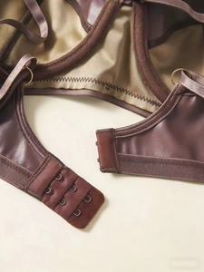 Détail d'un soutien-gorge en similicuir avec agrafe à trois rangées et anneau en métal