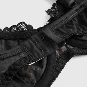 Vista posteriore di lingerie in pizzo nero con chiusura a gancetti a doppia fila