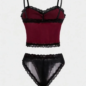Completo intimo due pezzi in velluto bordeaux con pizzo e slip neri trasparenti
