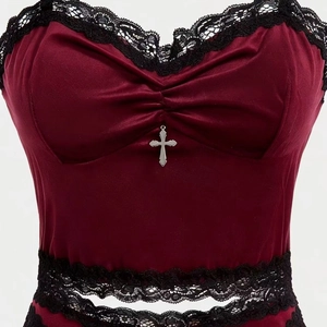 Set lingerie in velluto bordeaux con pizzo nero e ciondolo a croce in argento