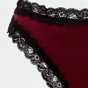 Set di lingerie in velluto bordeaux con pizzo nero delicato e bordi a festone