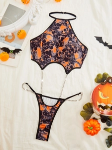 Flachbild von Halloween Halter-Lingerie-Set mit Totenkopf-Prints und silbernen Zierketten