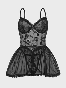 Détails de la nuisette en dentelle noire avec broderie rose et texture maille transparente