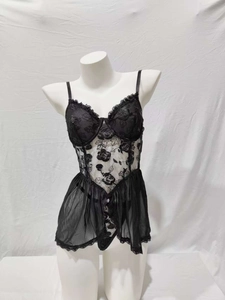 Détail d'un ensemble de lingerie en dentelle noire avec broderie rose et tulle