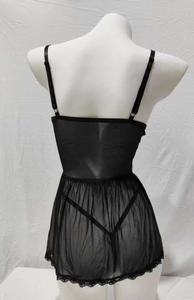 Vue détaillée de la lingerie en résille noire avec dentelle et bretelles réglables
