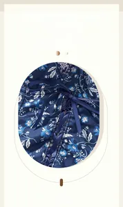 Détail d'un haut corset à fleurs bleu foncé avec dentelle et ruban de laçage ajustable