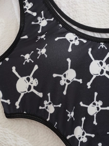 Détail de lingerie noire avec imprimé crânes et coutures de bordure précises