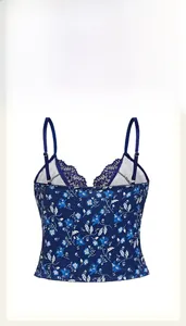 Détail d'un caraco à fleurs bleues en dentelle avec tissu respirant et décolleté en V